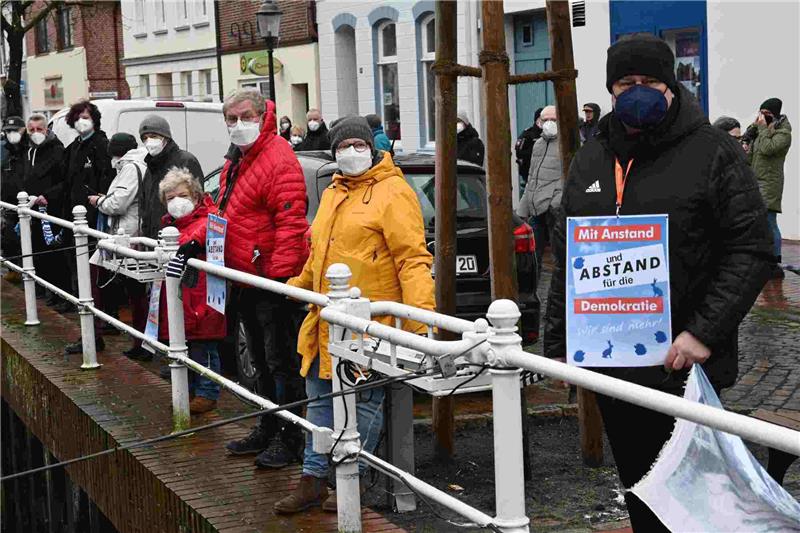 Buxtehuder setzen Zeichen für Solidarität in Zeiten der Pandemie Eine Menschenkette aus etwa 500 Personen bildete sich am Fleth. Foto: Vasel