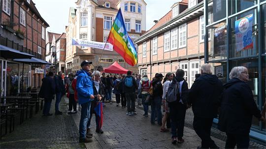 Eine Menschenkette um das Stader Rathaus: Aufgerufen dazu hatten die Omas gegen Rechts.