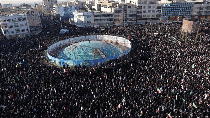 Eine Menschenmenge trauert in Teheran nach dem Tod von Ajatollah Ali Chamenei durch die Angriffe der USA und Israels.