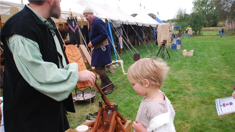 Mittelalterliche Wurfmaschine fasziniert tausende Besucher Eine Mini-Blide gab es eigens für Kinder.