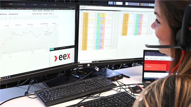 25 Jahre Strombörse - EEX nimmt Brasilien in den Blick Eine Mitarbeiterin der Energiebörse EEX hat in der Marktsteuerung das aktuelle Handelsgeschehen im Blick.