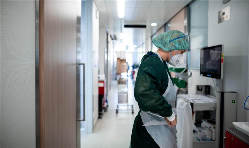 Eine Mitarbeiterin der Pflege steht auf dem Gang einer Intensivstation. Am Mittwoch werden Tausende Krankenhausmitarbeiter zu einer Demonstration in Hannover erwartet. Foto: Fabian Strauch/dpa