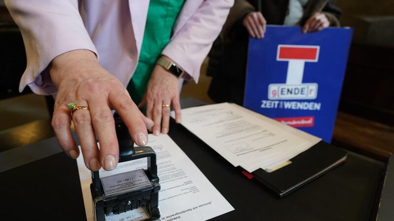 Hamburger Initiative gegen das Gendern zieht vor Gericht Eine Mitarbeiterin der Senatskanzlei stempelt den Antrag der Volksinitiative „Schluss mit Gendersprache in Verwaltung und Bildung“.