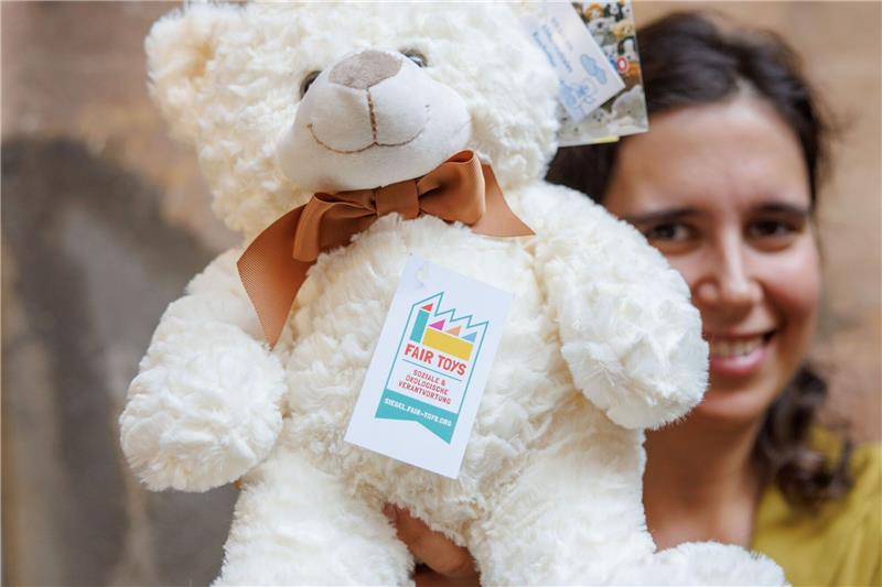 Siegel für faires Spielzeug erstmals vergeben Eine Mitarbeiterin des Plüschtierherstellers Heunec präsentiert einen Stoffteddy, der mit dem Siegel der Fair Toys Organisation gekennzeichnet ist.