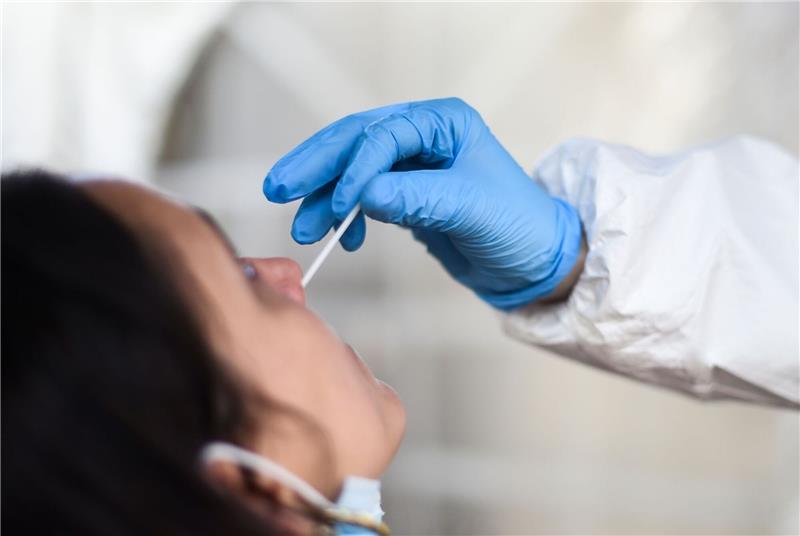Corona-Inzidenz in Hamburg erneut gestiegen Eine Mitarbeiterin eines Testzentrums nimmt einen Nasenabstrich für einen CoronaTest.