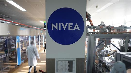 Eine Mitarbeiterin geht in Hamburg durch eine Nivea-Produktionshalle. (Archivbild) 