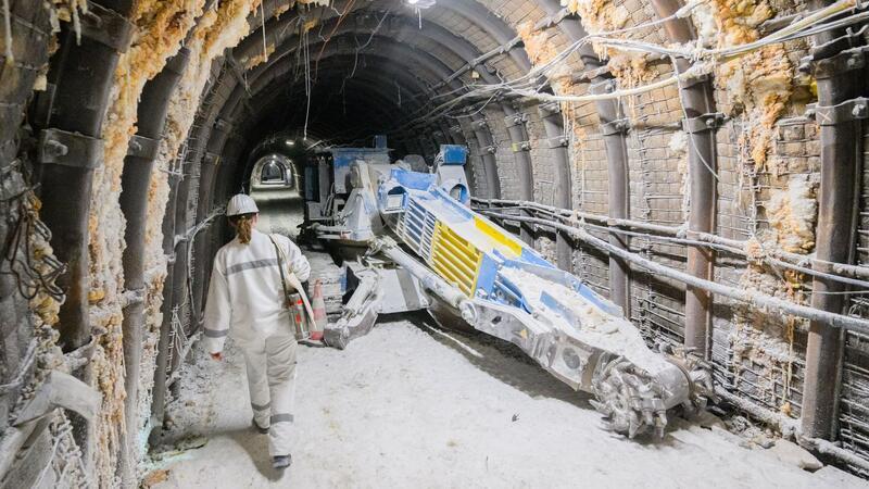 Chef der Aufsichtsbehörde fordert schnelleres Handeln Eine Mitarbeiterin läuft einem Fräskopf im Atommülllager Asse im Landkreis Wolfenbüttel.