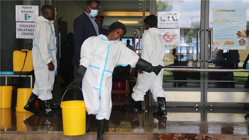 Eine Mitarbeiterin trägt Desinfektionsmittel aus einem Cholera-Behandlungszentrum (Archivbild)