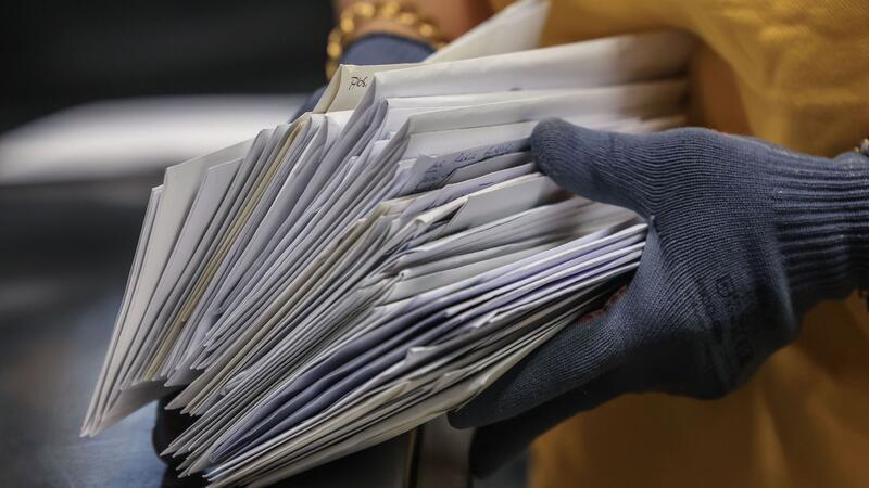 DHL macht bessere Geschäfte in Deutschland Eine Mitarbeiterin von DHL sortiert Briefe im Briefverteilzentrum.