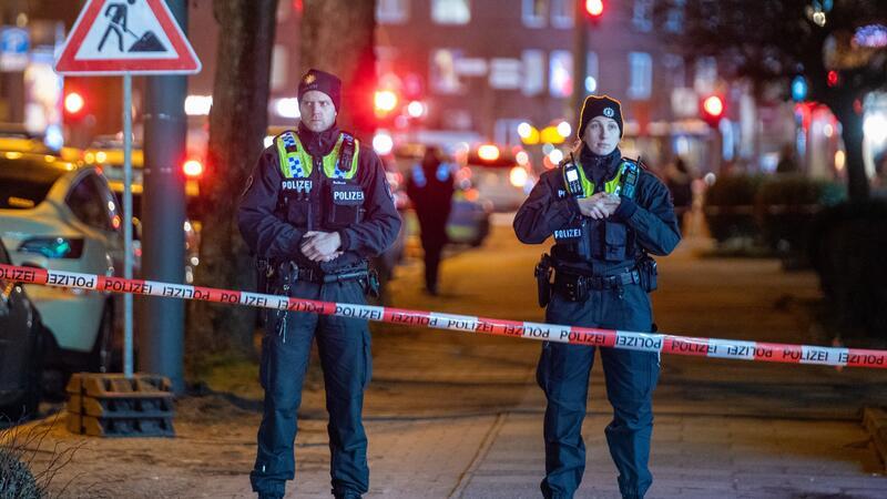 Messerstecherei in Billstedt: 17-Jähriger gestorben – Täter auf der Flucht Eine Mordkommission hat die Arbeit aufgenommen, die Spurensicherung lief am Abend noch.