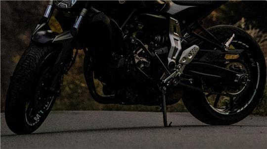 Im Alten Land sind zwei Motorradfahrer verunglückt. (Symbolbild)