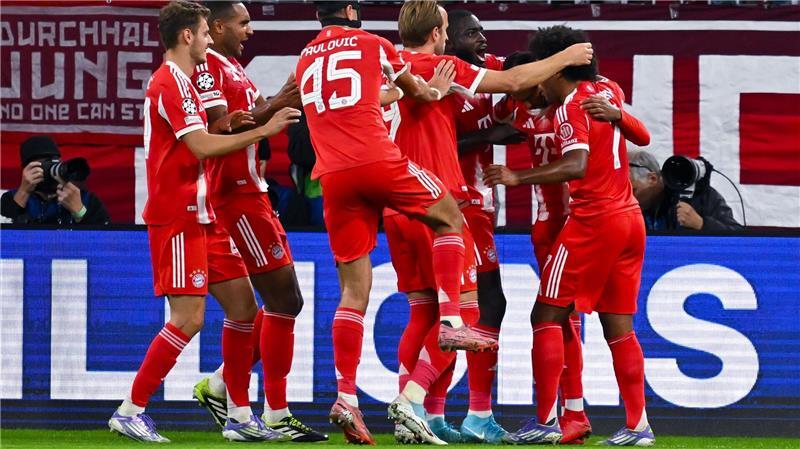 Eine Münchner Jubeltraube um Harry Kane (M), ein gewohntes Bild zum Saisonstart. 