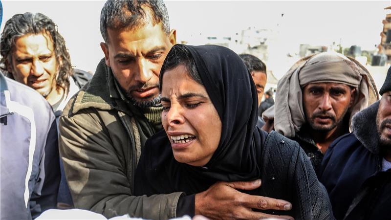 Dutzende Tote bei Israels Offensive - Hamas feuert Raketen Eine Mutter trauert um ihr dreijähriges Kind, das bei einem nächtlichen Bombardement Israels im Gazastreifens getötet wurde.