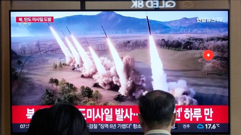 Südkorea: Nordkorea feuert mehrere Raketen ab Eine Nachrichtensendung zeigt ein Archivbild eines nordkoreanischen Raketenstarts am Bahnhof von Seoul.