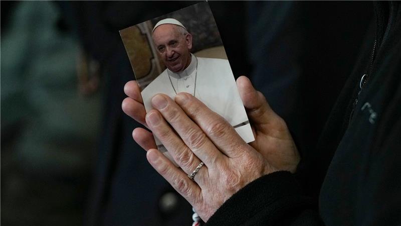 Eine Nonne betet für Papst Franziskus auf dem Petersplatz. Der Papst ist nach Einschätzung der Ärzte nicht mehr in unmittelbarer Gefahr.