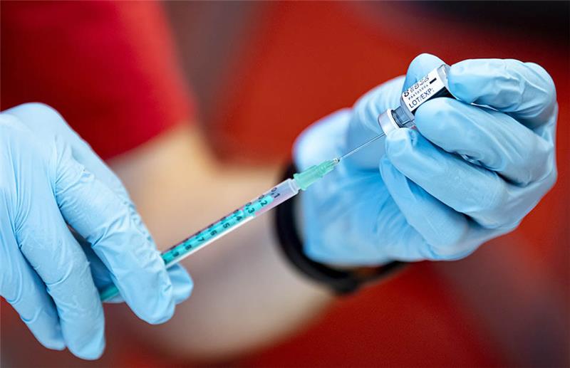 Eine Notfallsanitäter der DLRG zieht an der Universität Potsdam den Corona-Impfstoff von Biontech in eine Spritze. Foto: Fabian Sommer/dpa
