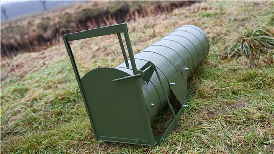 Eine Nutria-Falle liegt bei einem Pressetermin des Landkreises Emsland.