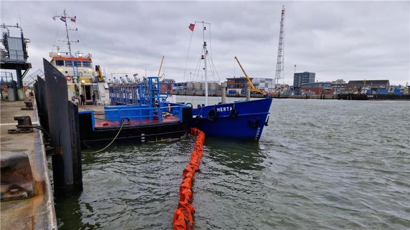 Eine Ölsperre soll verhindern, dass sich der ausgelaufene Treibstoff weiter im Hafenbecken von Cuxhaven ausbreitet.