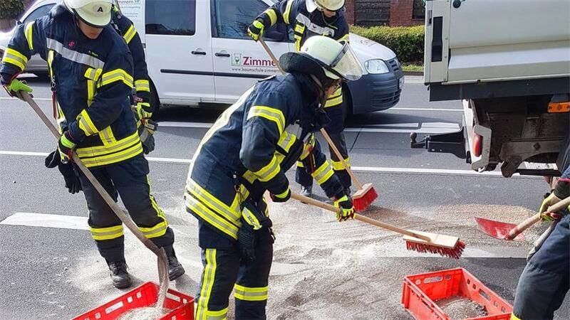 Ölspur auf der B73 in Buxtehude – Schwierige Rettung im Wald Eine Ölspur sorgte für eine Sperrung der B73 in Buxtehude-Hedendorf.