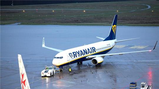 Eine Passagiermaschine der Fluggesellschaft Ryanair auf dem Flughafen Köln/Bonn.