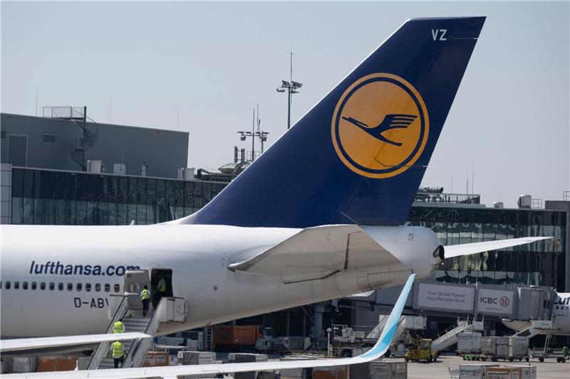 Eine Passagiermaschine der Lufthansa steht auf dem Vorfeld des Frankfurter Flughafens.