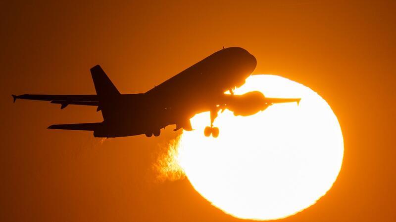 Bundesregierung will Ticketsteuer auf Passagierflüge erhöhen Eine Passagiermaschine hebt vor der untergehenden Sonne vom Flughafen Frankfurt ab.