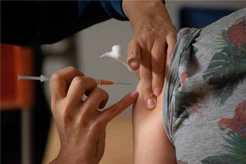Eine Person erhält ihre vierte Dosis des Corona-Impfstoffs in einem Impfzentrum. Foto: Matias Basualdo/ZUMA Press Wire/dpa