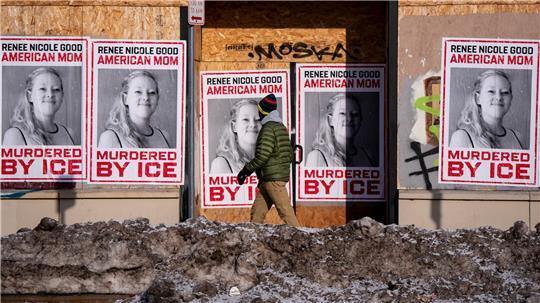 Eine Person geht in Minneapolis an einem Schild für Renee Good vorbei, die Anfang der Woche von einem ICE-Beamten tödlich erschossen wurde.