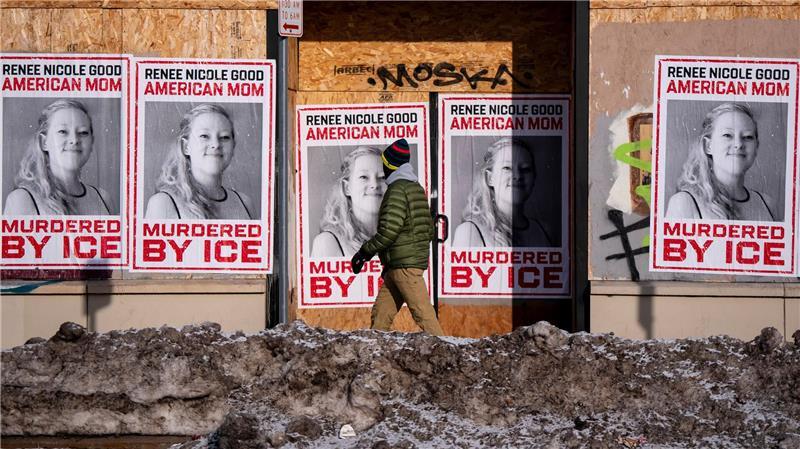 Eine Person geht in Minneapolis an einem Schild für Renee Good vorbei, die Anfang der Woche von einem ICE-Beamten tödlich erschossen wurde.