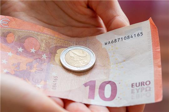 Eine Person hält 12 Euro in der Hand. Der gesetzliche Mindestlohn in Deutschland soll zum 1. Oktober 2022 auf zwölf Euro steigen. Foto: Fernando Gutierrez-Juarez/dpa-Zentralbild/dpa