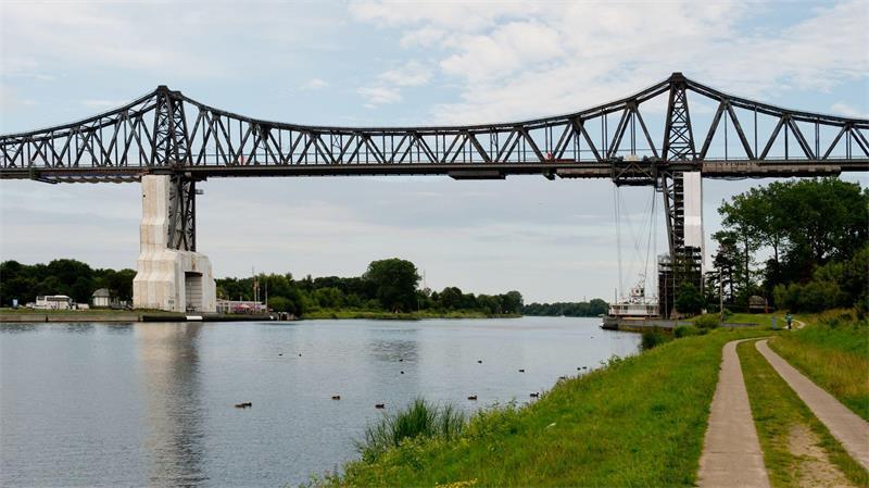 Eine Person klettert auf die Eisenbahn-Hochbrücke in Rendsburg. (Archivbild)