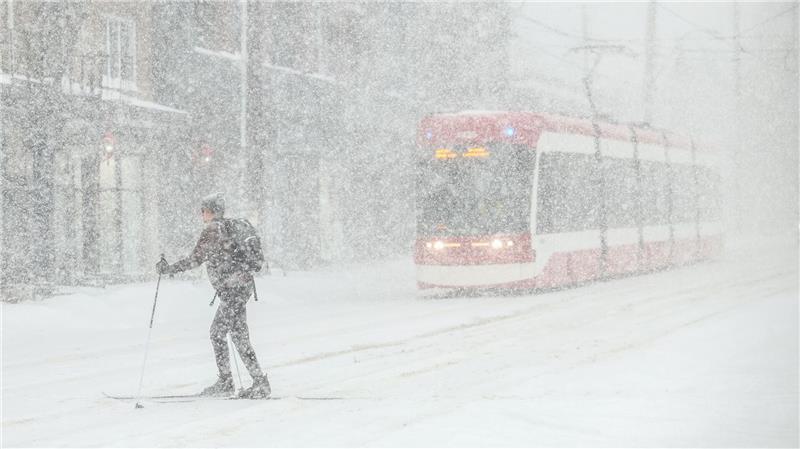 Eine Person läuft Ski in Toronto.