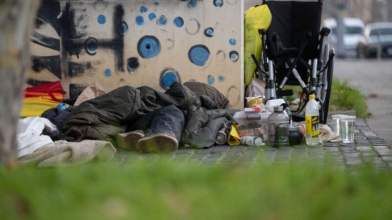 Bericht: Zahl der Wohnungslosen deutlich gestiegen Eine Person liegt in der Innenstadt unter einem Schlafsack. Die Zahl der Wohnungslosen in Deutschland ist neuen Berechnungen zufolge im vergangenen Jahr deutlich gestiegen.