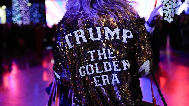 Eine Person trägt eine Jacke mit der Aufschrift „Trump The Golden Era“ beim Liberty Ball in Washington.