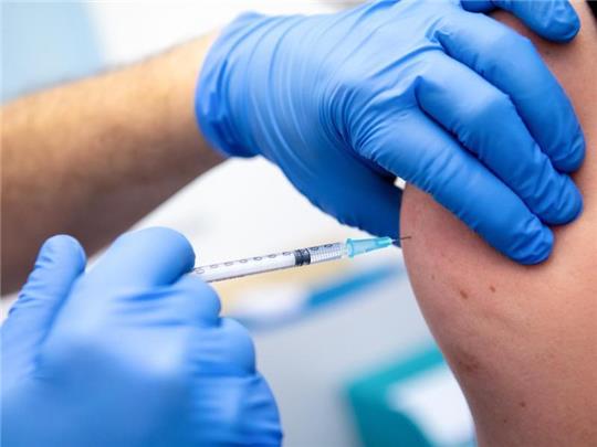 Eine Person wird geimpft. Foto: Sven Hoppe/dpa/Symbolbild