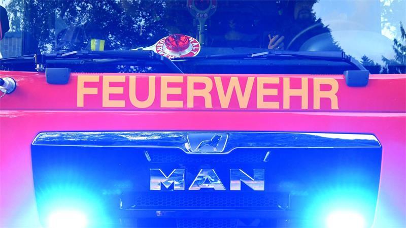 Eine Person wurde bei dem Brand schwer verletzt. (Symbolbild)