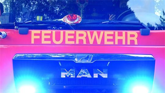 Eine Person wurde bei dem Brand schwer verletzt. (Symbolbild)