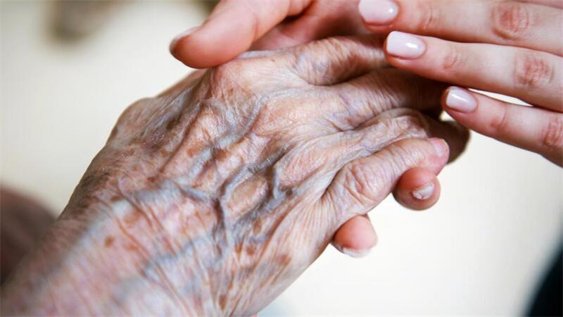 Pflegedienst-Pleite in Tarmstedt: Jetzt sprechen die Mitarbeiter Eine Pflegerin hält die Hand einer alten Frau. Der Pflegenotstand macht sich nicht nur in Krankenhäusern bemerkbar. Gerade ambulante Dienste, die Menschen zuhause helfen, weisen vermehrt Pflegebedürftige ab.