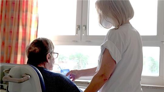 Eine Pflegerin kümmert sich im Elbe Klinikum Stade um eine Patientin.