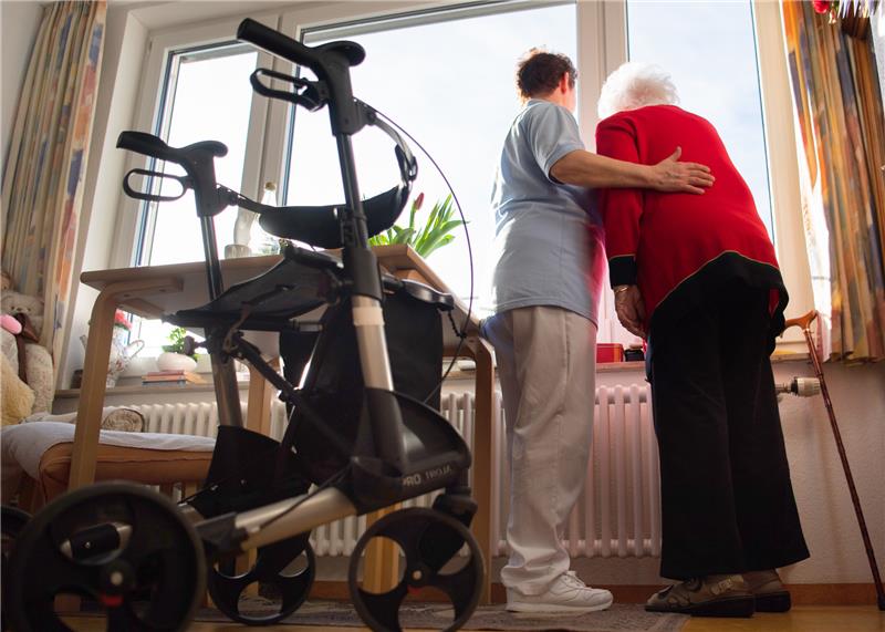 Pflegereform bringt viele Verbesserungen - Mehr Geld für Kurzzeitpflege Eine Pflegerin (l) und eine Bewohnerin des Pflegeheims schauen zusammen aus einem Fenster im Wohnbereich des Pflegeheims. Foto: Tom Weller/dpa