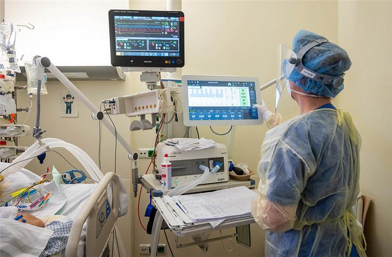 Eine Pflegerin schaut sich in der Intensivstation die Werte eines Beatmungsgeräts an mit dem ein Patient mit einem schweren Covid-19 Krankheitsverlauf behandelt wird. Foto: Christophe Gateau/dpa