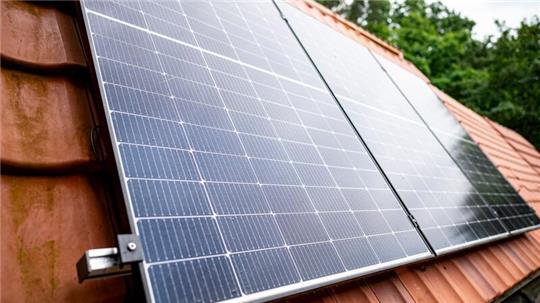Eine Photovoltaic-Anlage ist auf Dachziegeln in der Enpal Akademie montiert.