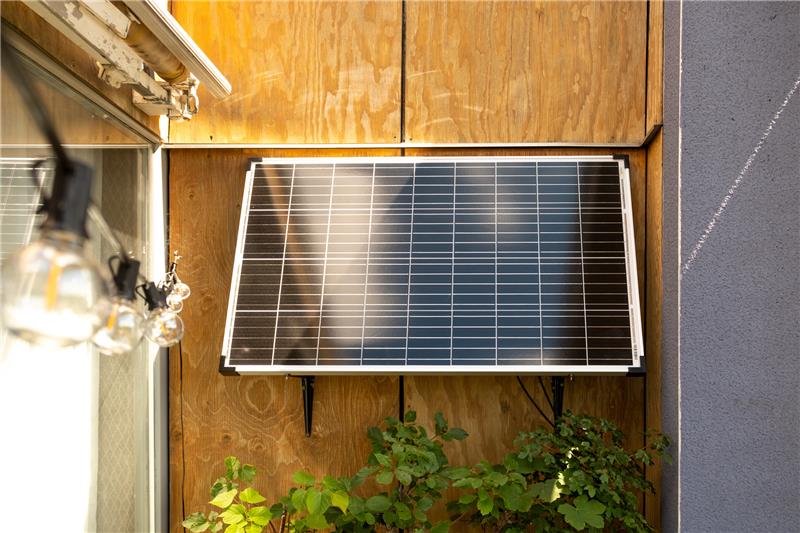 Eine Photovoltaikanlage auf einem Balkon. Foto: Laura Ludwig/dpa-tmn