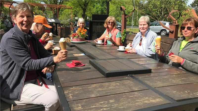 Eine Pilgergruppe aus Stade gönnt sich nach einem 13-Kilometer-Marsch Eis aus der Eisschmiede in Burweg.