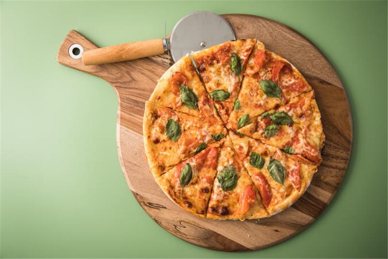 Pestizide und Keime in der Pizza: Fertigteig im Test Eine Pizza Napoletana ist zu sehen (gestellte Szene).