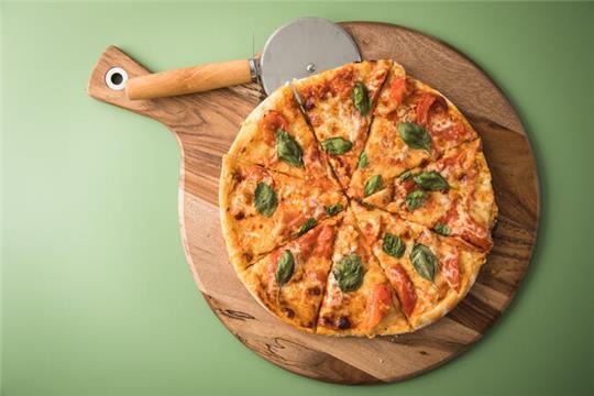 Eine Pizza Napoletana ist zu sehen (gestellte Szene).