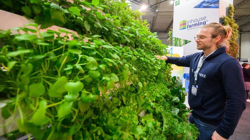 Eine „Planzentheke“ zum Anbau von Gemüse und Pflanzen auf der Landtechnik-Leitmesse Agritechnica. Die Deutsche Landwirtschafts-Gesellschaft als Organisatorin rechnet mit rund 400.000 Besuchern aus aller Welt.