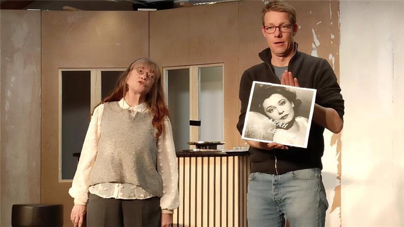 Eine Platte von Zarah Leander weckt Erinnerungen: Hermine mit Sohn Sven.