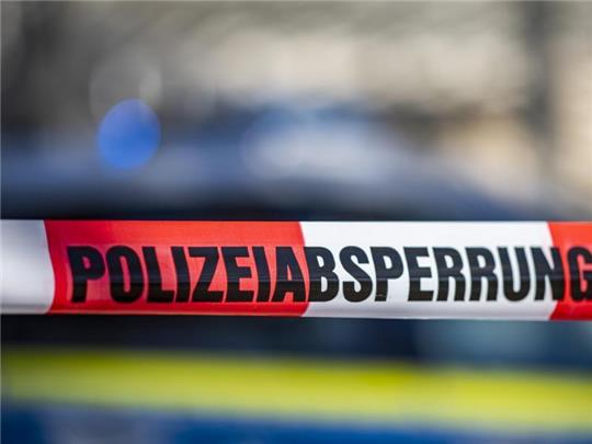 Eine Polizeiabsperrung. Symbolbild. Foto: David Inderlied/dpa