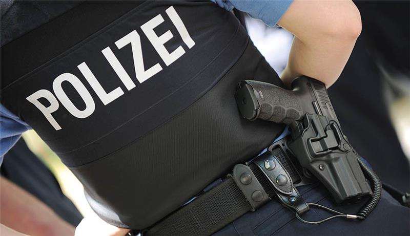 Eine Polizeibeamtin trägt ihre Dienstwaffe am Gürtel. Foto: Arne Dedert/dpa